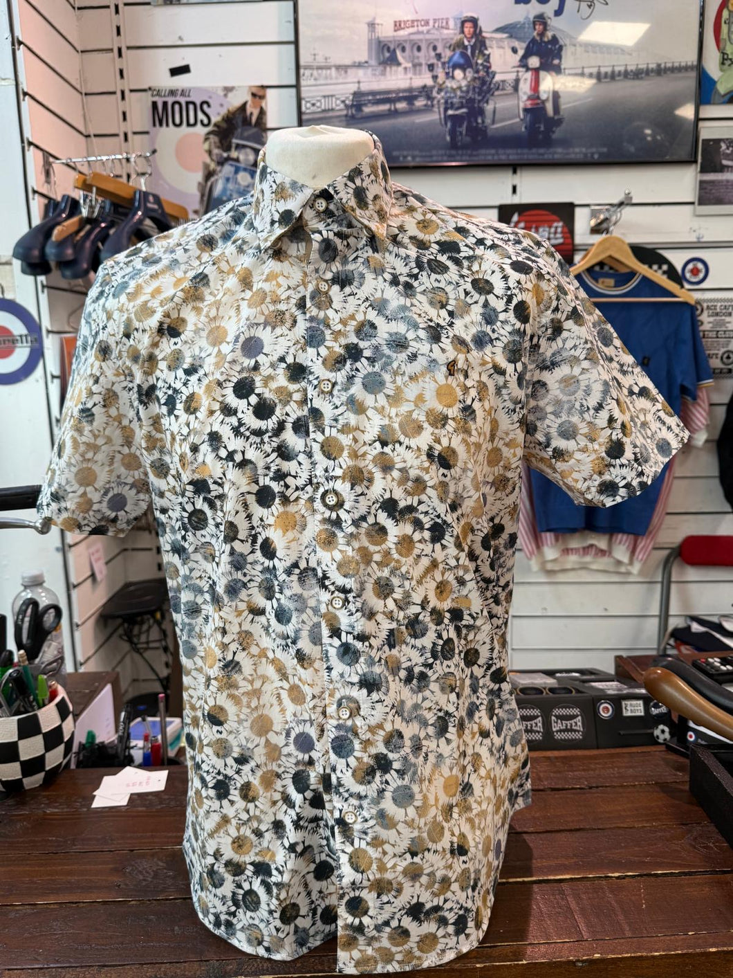 Gabicci Short Sleeve Daisy Shirt